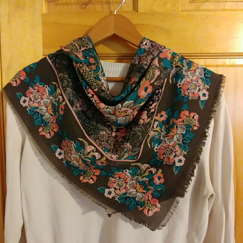 Express square scarf